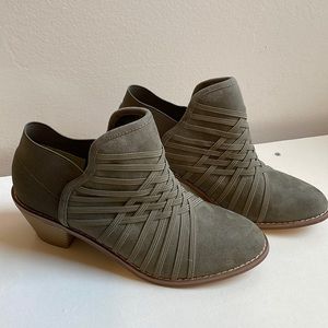 Zee Alexis ankle boots w/elastic design, olive green, size 8 never worn